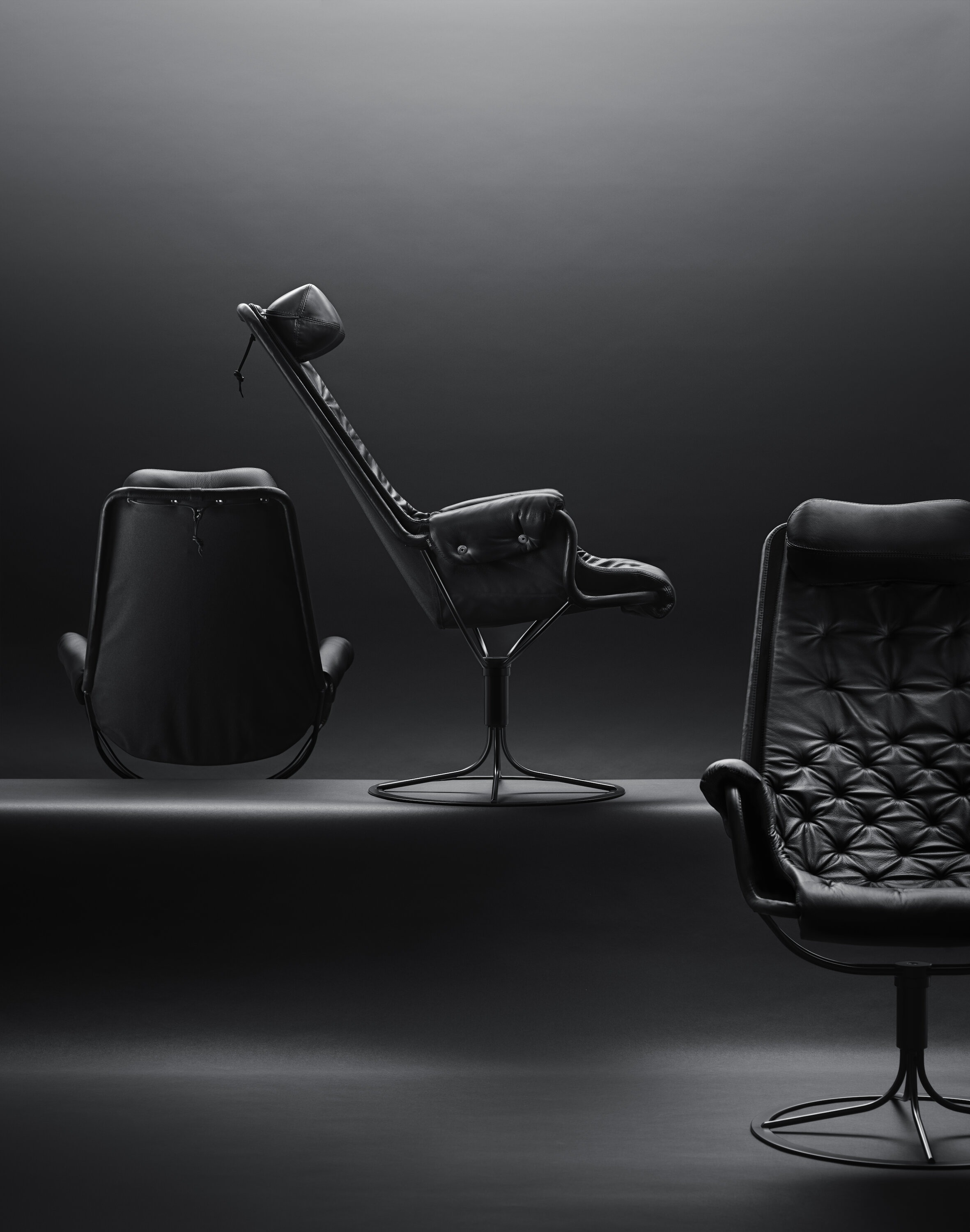 Dux Jetson er en ikonisk svensk hvilestol designet av Bruno Mathsson, lansert i 1969, kjent for sitt futuristiske utseende, unike svingmekanisme og overlegne ergonomiske komfort,